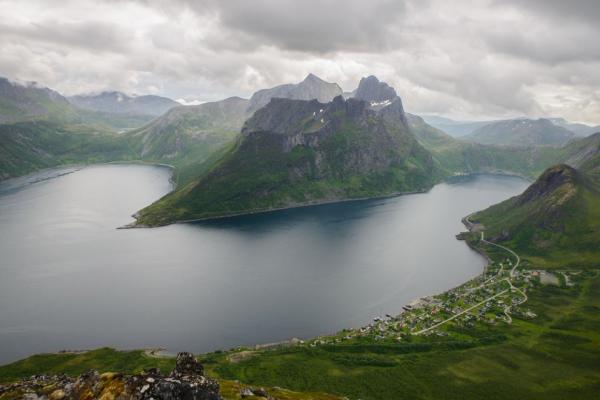 Výhled na Fjordgård a Husøy