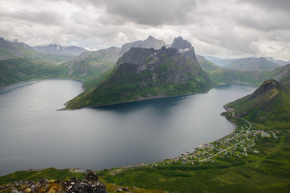 Výhled na Fjordgård a Husøy