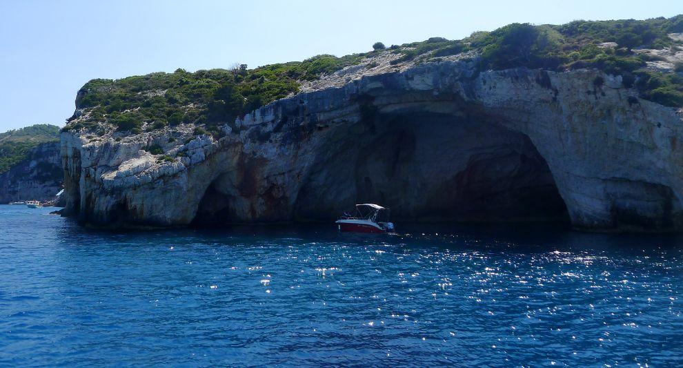 Plavba podél Blue Cave