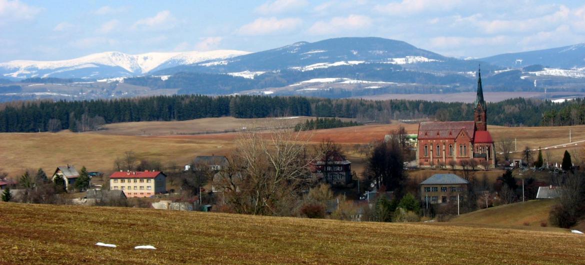 Kostel sv. Jana Nepomuckého v Zálesní Lhotě