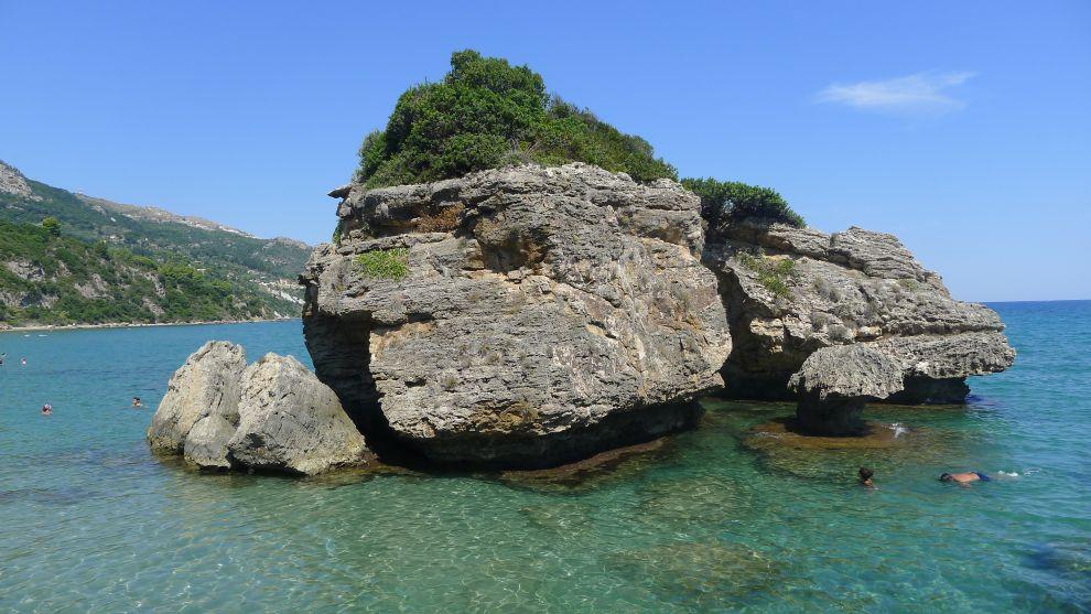 Skalní útvary na Porto Azzuro