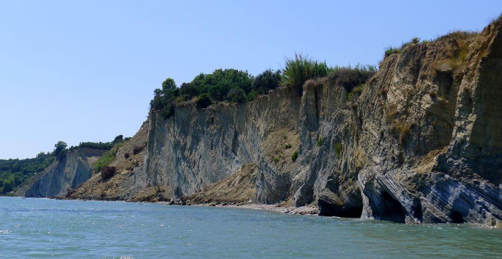 Mohutný útes za Porto Koukla