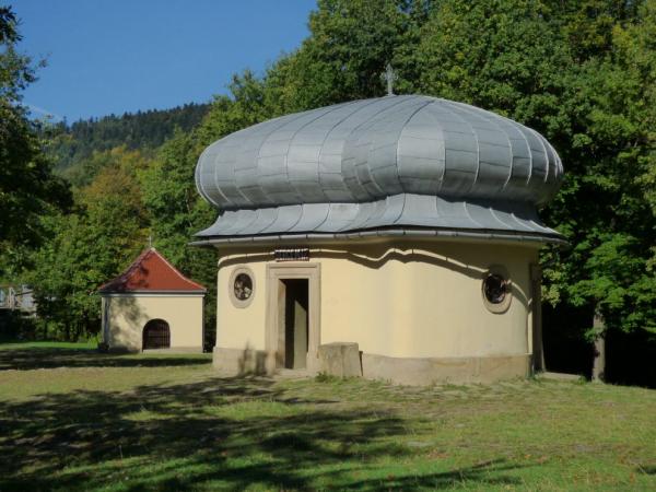 Kaple různých tvarů
