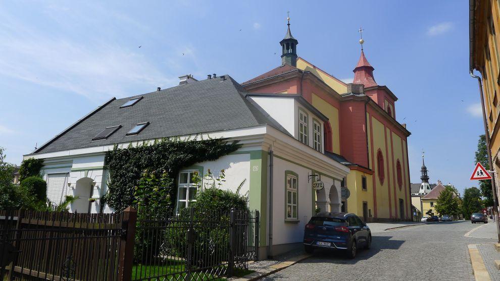 Cesta Kostelní ulicí