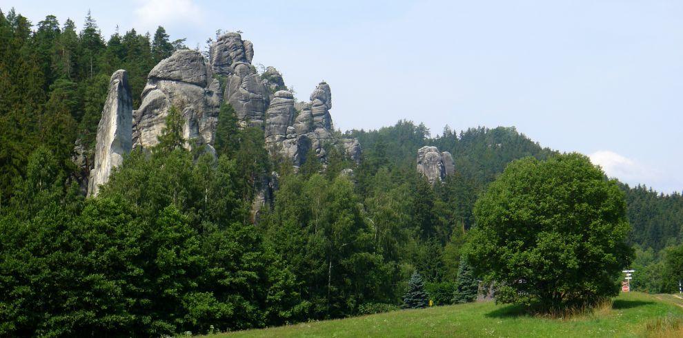 Skály na kraji lesa