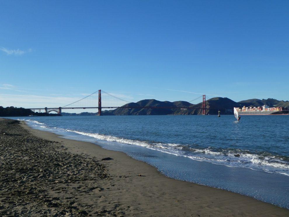 Pláž u Golden Gate Bridge
