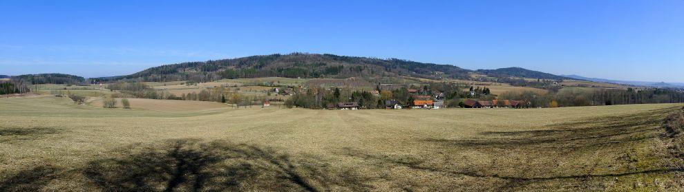 Vyhlídkové panoráma z úpatí lesa