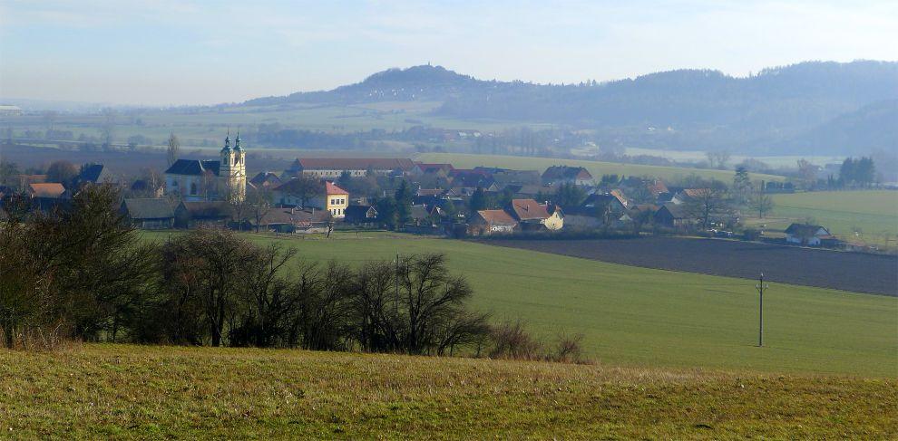 Výhled na Ostružno a Veliš