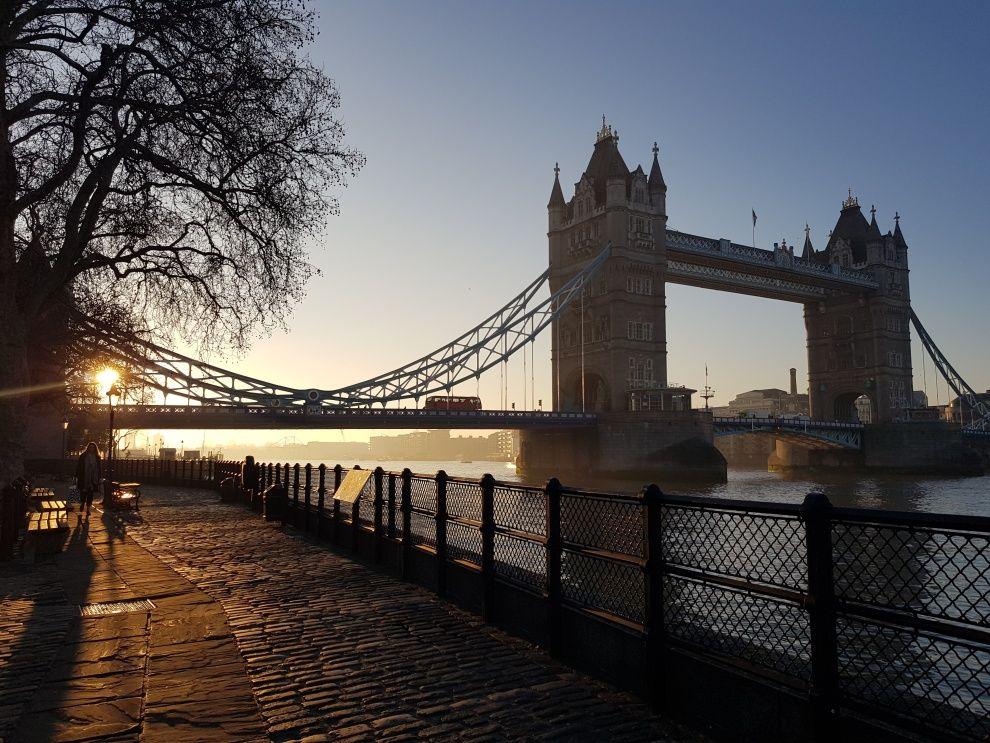 Vyhlídka na Tower Bridge z druhé strany řeky