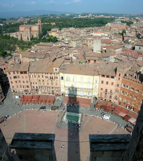 Pohled dolů na náměstí Piazza del Campo
