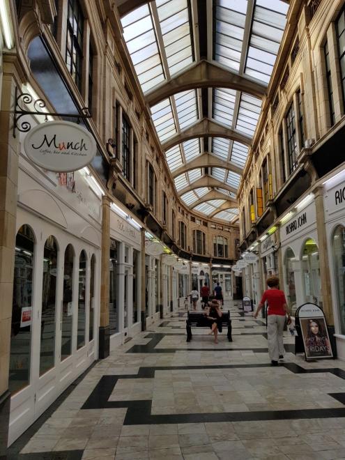 Obchodní promenáda - The Royal Arcade Shopping Mall