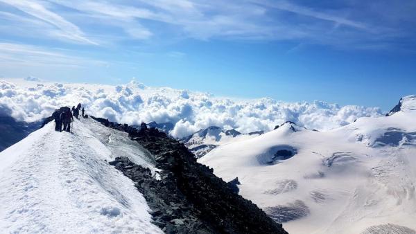 Pohled z Allinhornu (4027 m) na východ