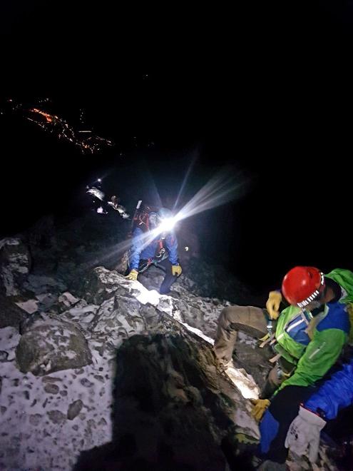 Nad chatou Mischabel, pod námi v dáli noční Saas-Fee