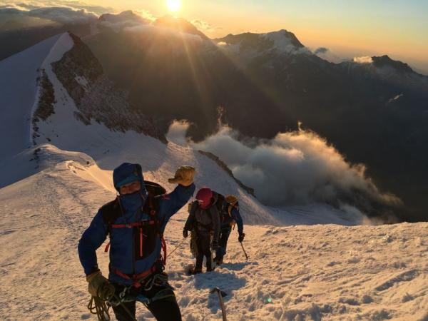 Výstup na Nadelhorn, za námi vycházející slunce