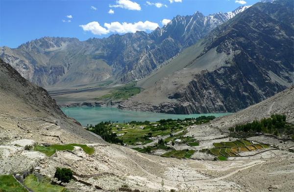 Jezero Attabad a vesnice Hussaini