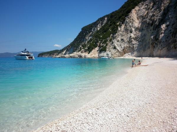 záliv Afales - lodí - Platia Ammos