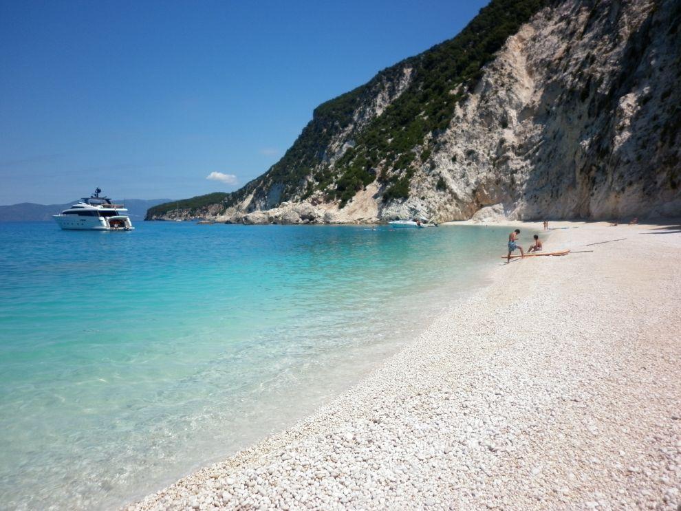 záliv Afales - lodí - Platia Ammos