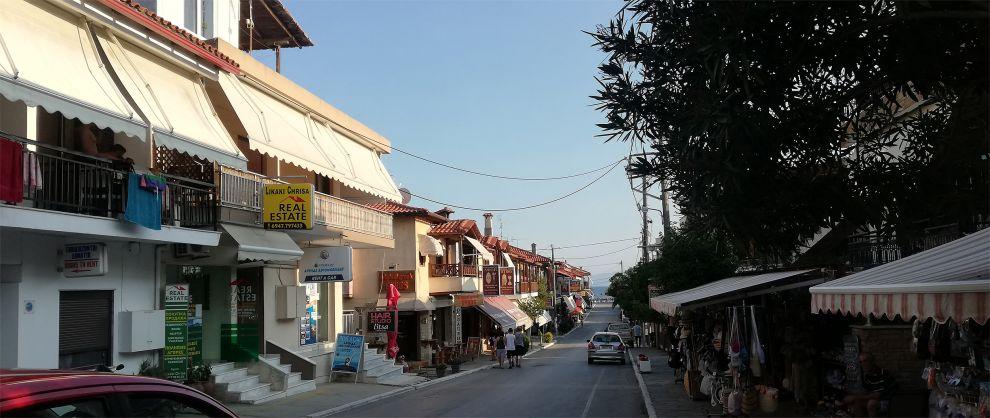 Hlavní ulice v Ouranoupoli