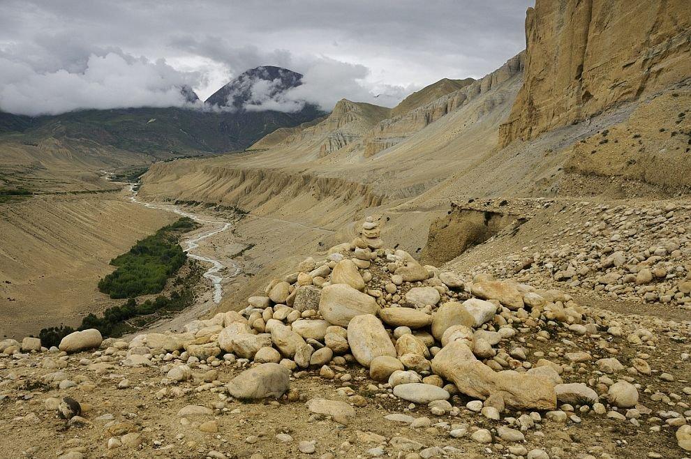 Koryto řeky Charang Khola