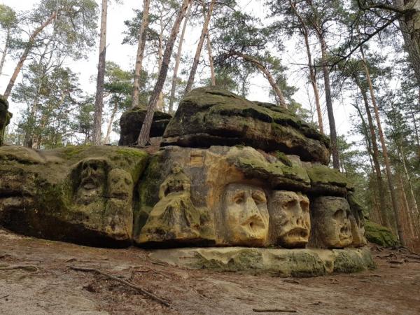 Skalní reliéfy a jeskyně Harfenice