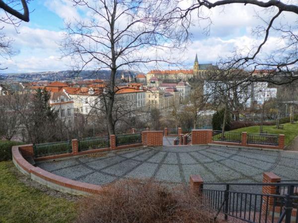 Výhled ze Ztracenky na kostel u Apolináře