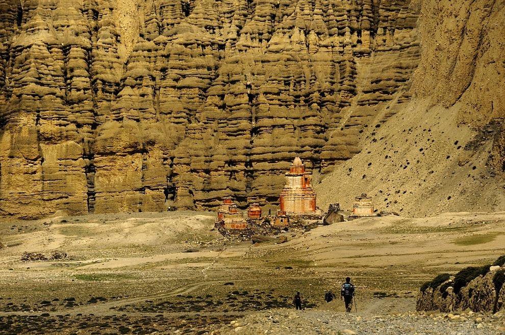 Gompa pod skalami