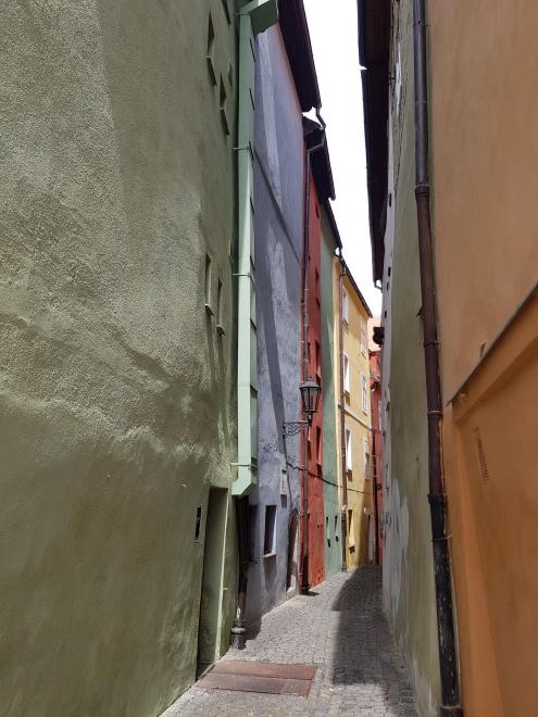 Úzká ulička mezi domky