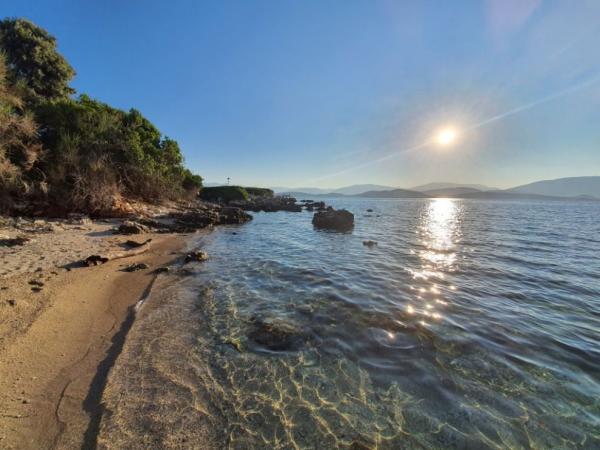 Vrachli beach a ranní koupání