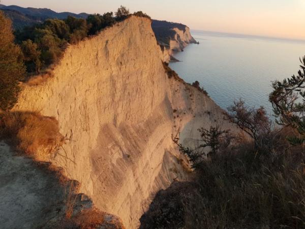 Cape Drastis zabarvený západem slunce