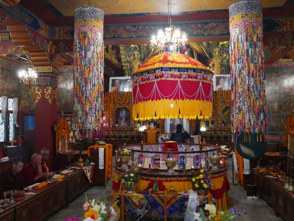 Buddhistické obřady v chrámu
