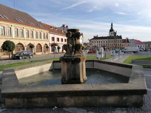 Kašna na náměstí Jiřího z Poděbrad