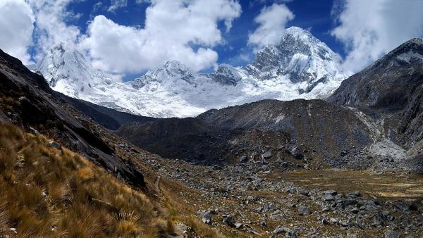 Moraine below the lagoon Yuraccocha