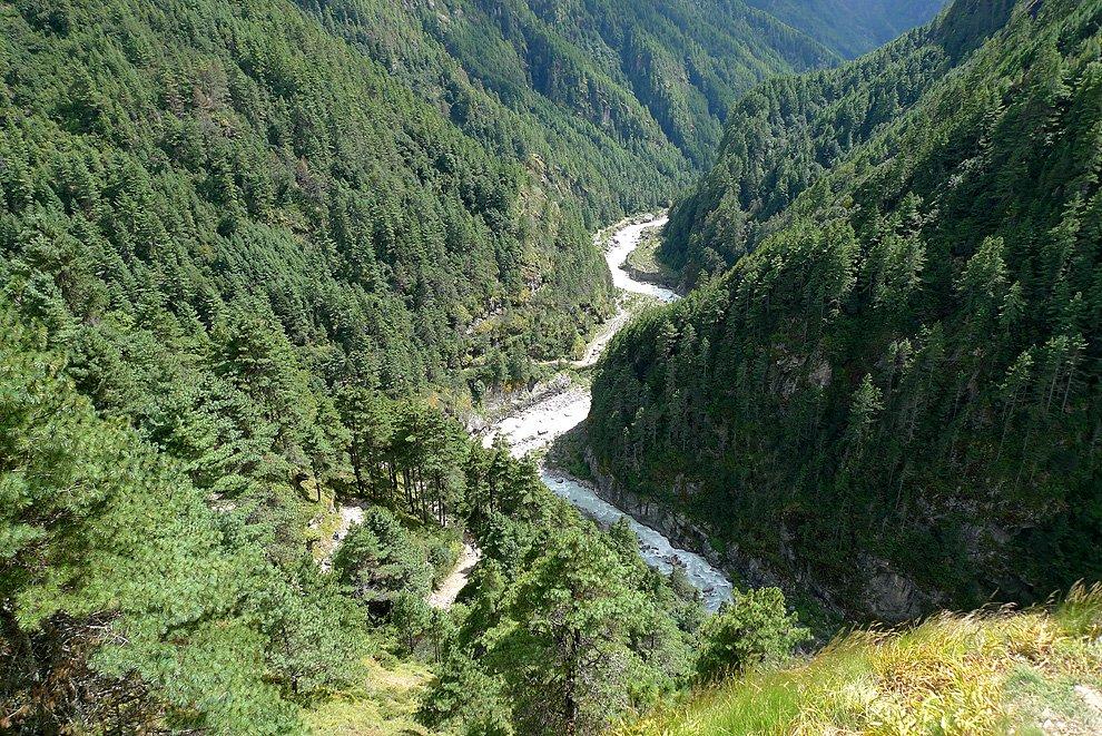 Vyhlídka z ostrohu na údolí Dudh Koshi