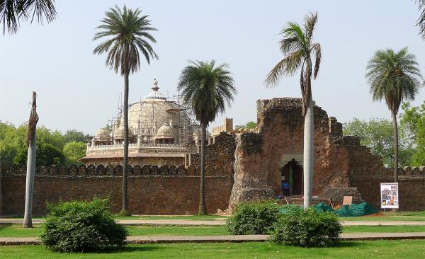 Před Isa Khan Tomb