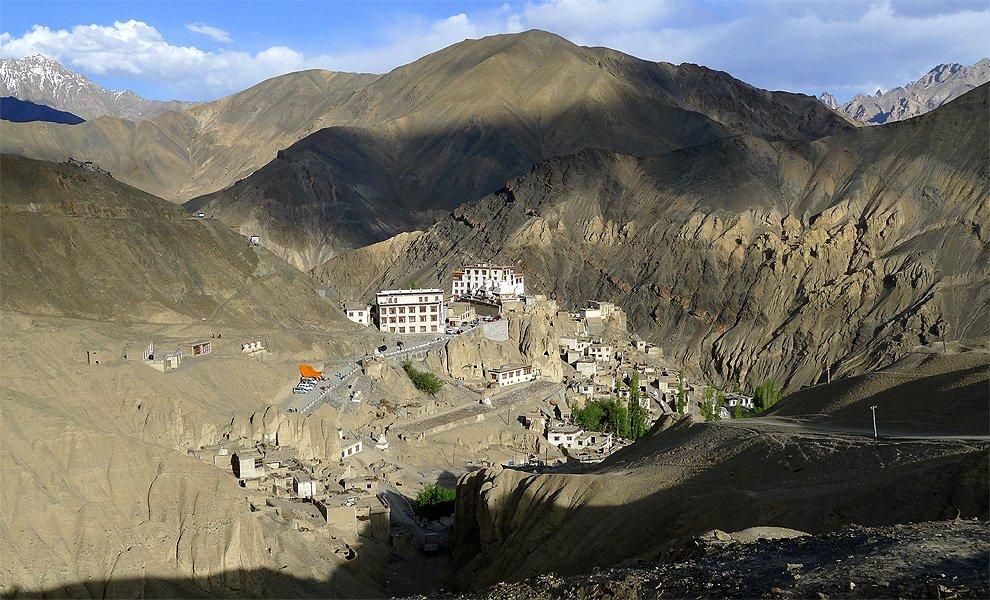 Gompa ze západu