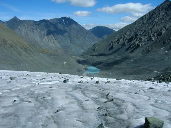 Jezero v údolí