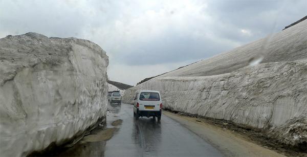 Závěje v průsmyku Rohtang la
