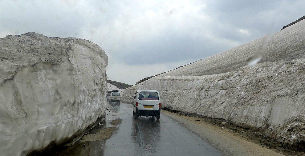 Závěje v průsmyku Rohtang la