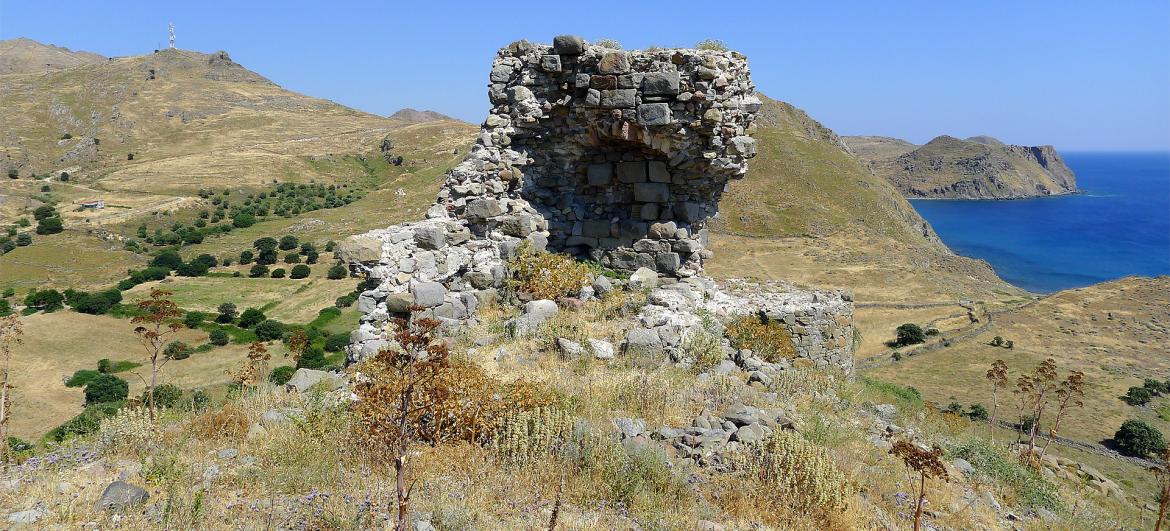 Zřícenina nad Skala Eresou