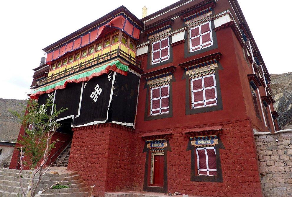 Gompa in Bainang