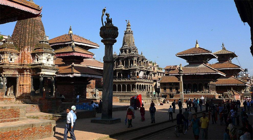 Okolí sochy Yogendra Malla