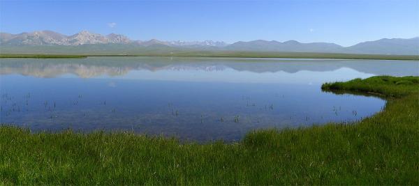 Pohled přes jezero