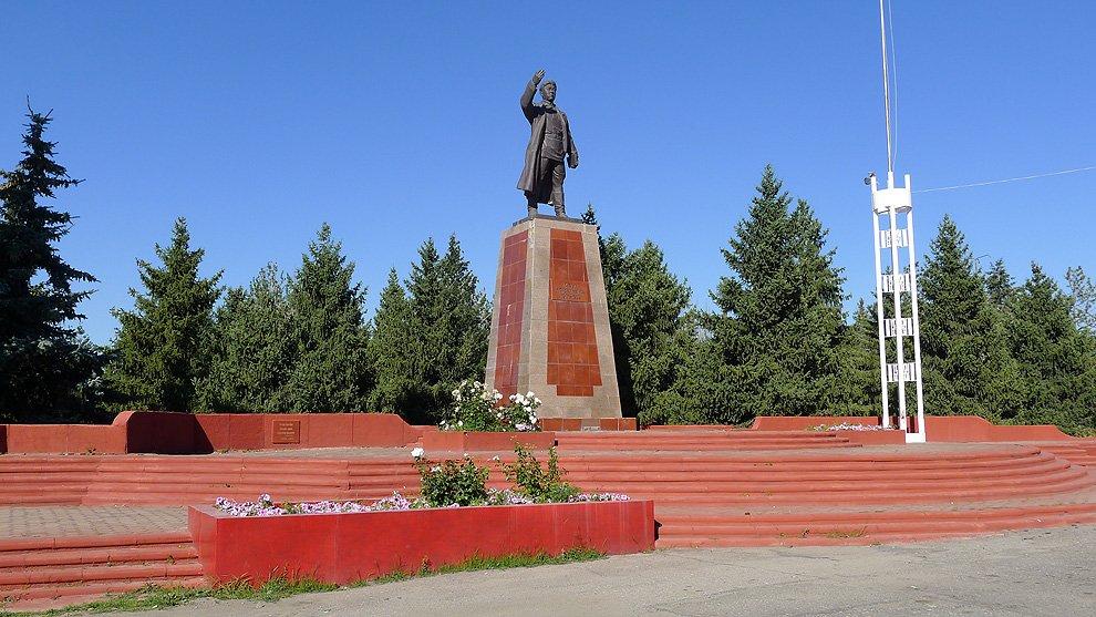 Monument na kraji parku