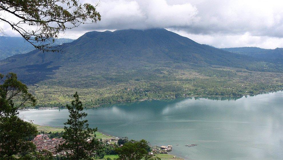 Vyhlídka na jezero a sopku Batur