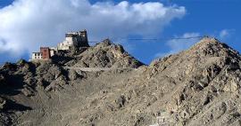 Výstup k Namgyal Tsemo Gompa